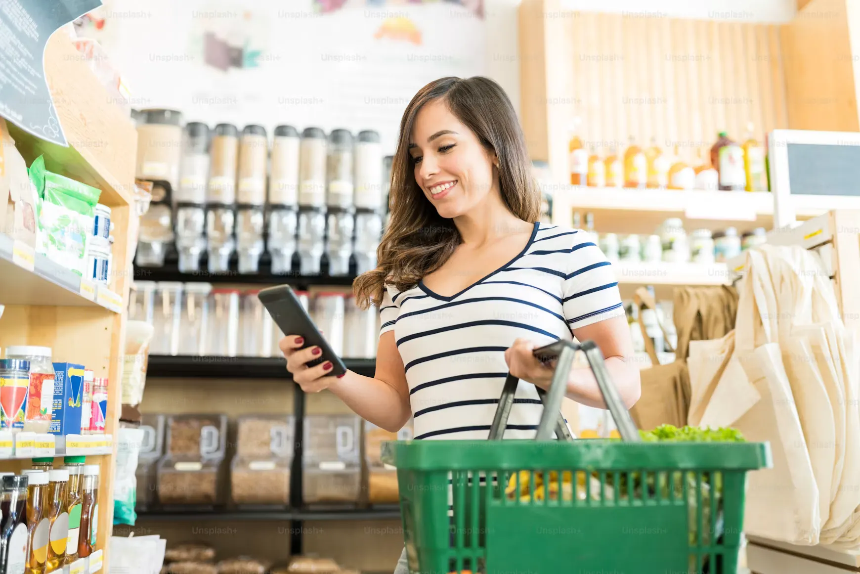 Pessoa aproveitando descontos em compras