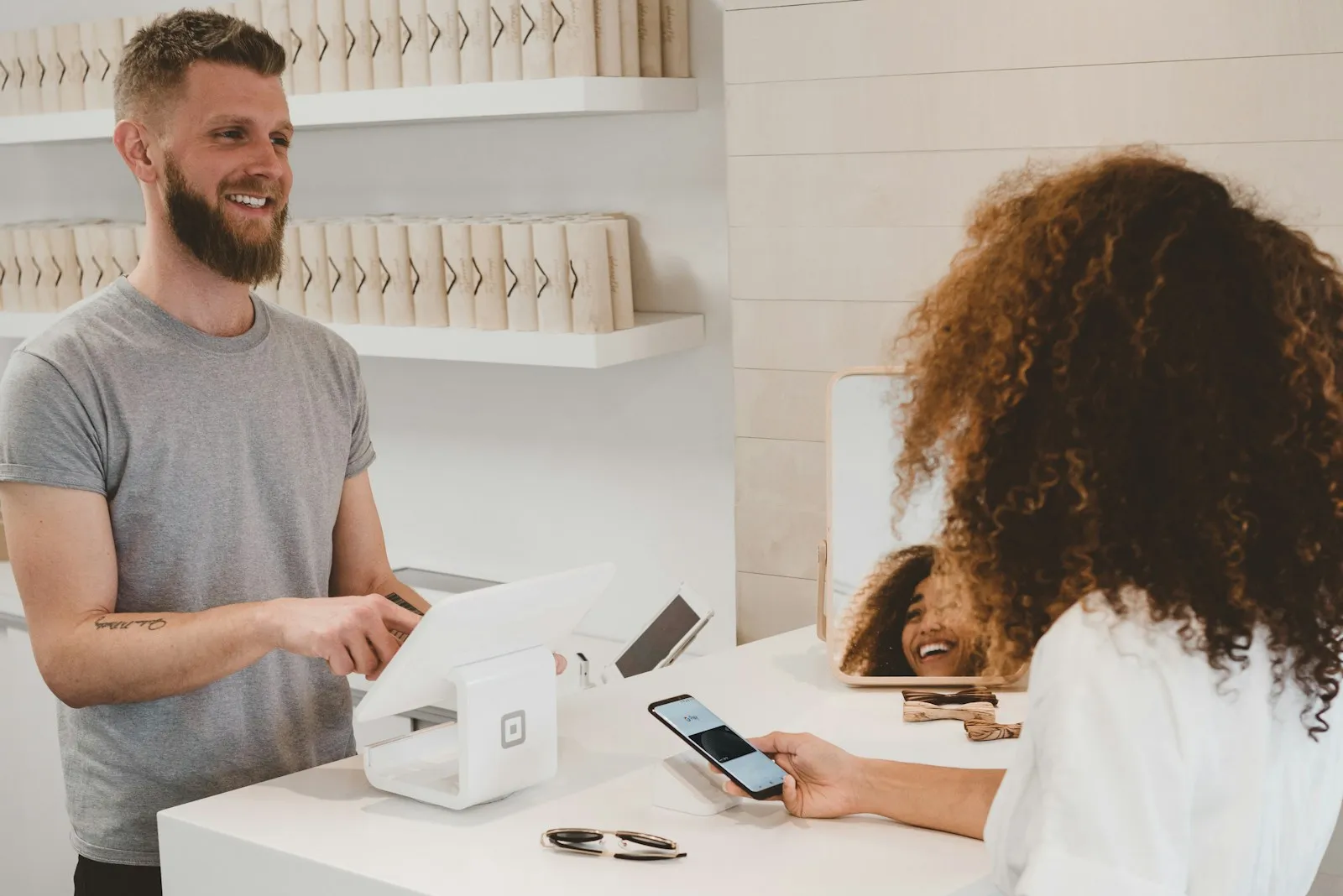 Cliente finalizando uma compra em loja parceira