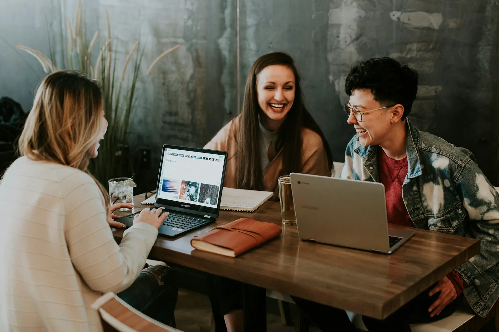 Pessoas estudando juntas em uma mesa