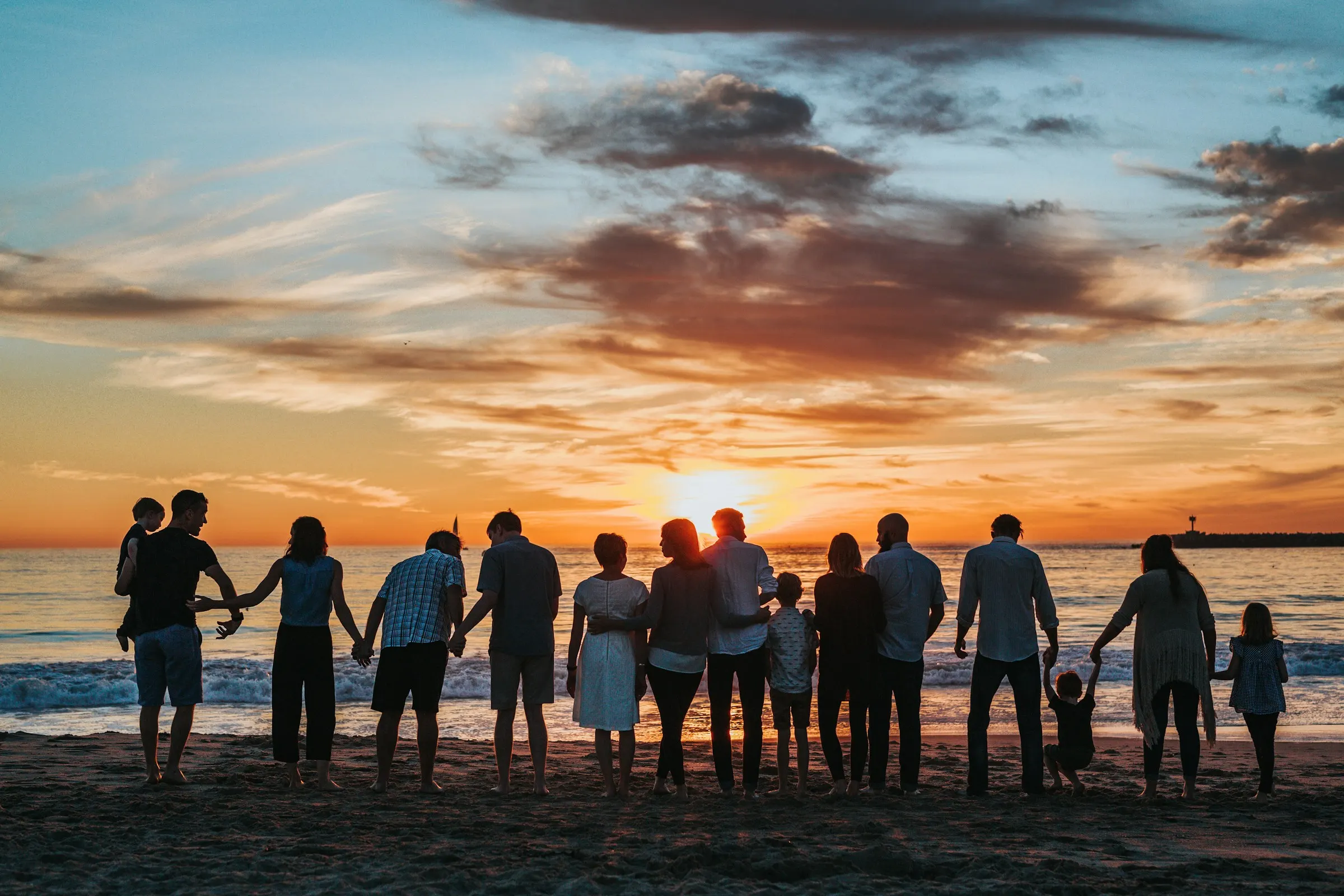 Família reunida ao pôr do sol