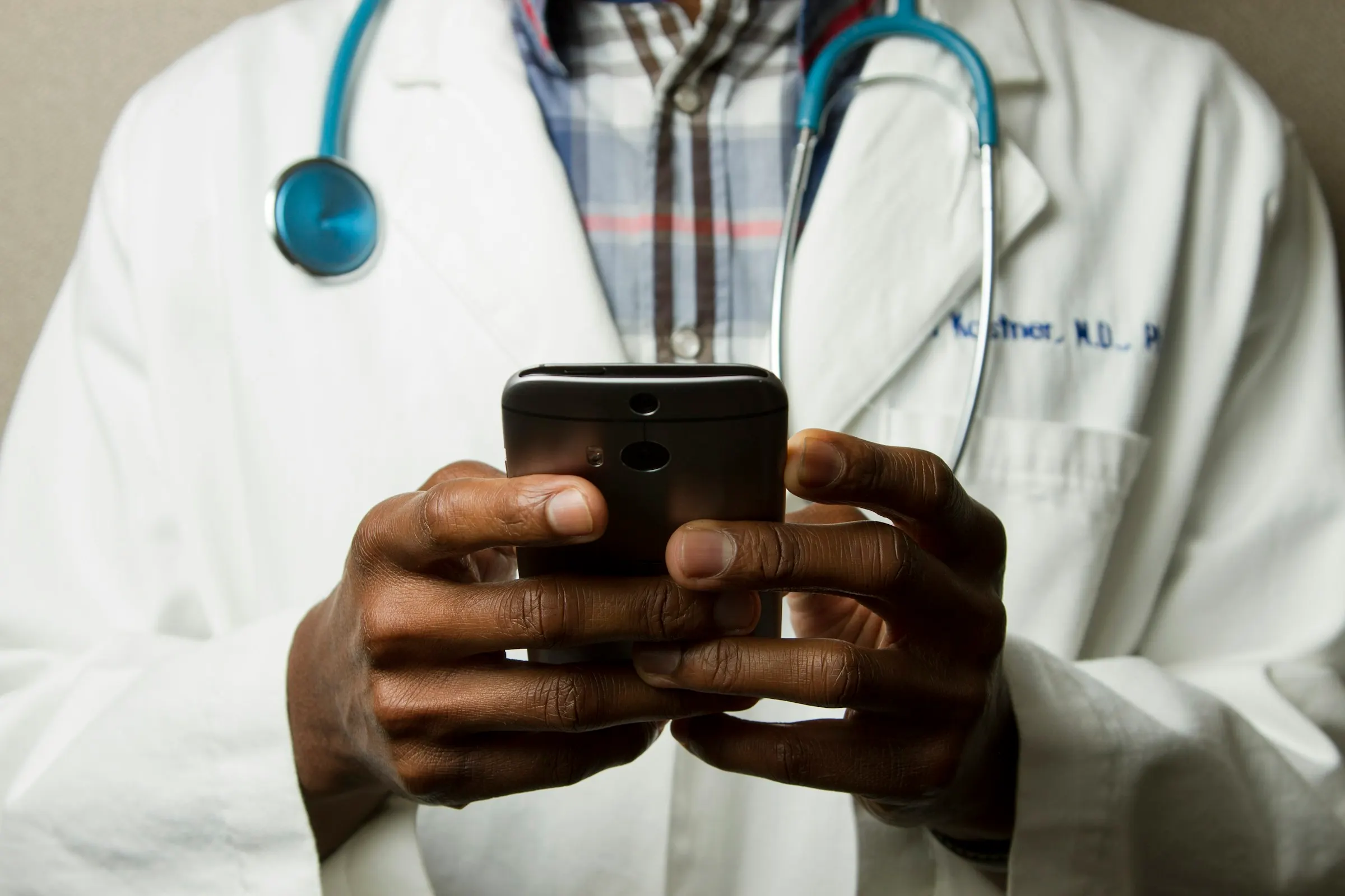 Paciente em consulta por vídeo pelo celular