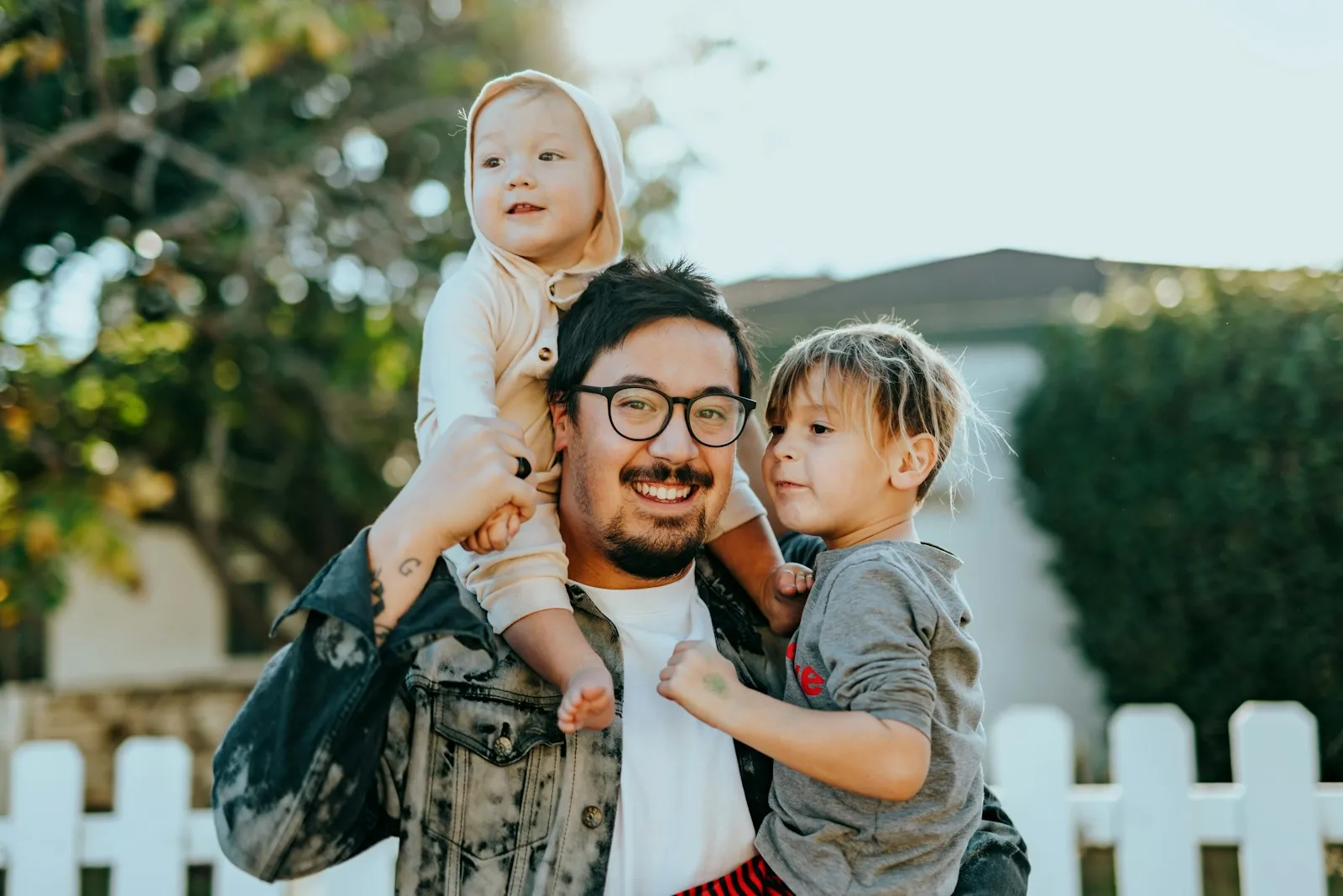 Pai brincando com os filhos em casa